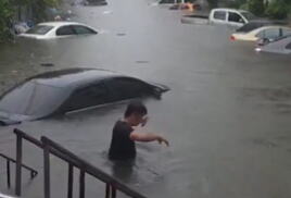 GRAD OD 10 MILIONA LJUDI POD VODOM! Poplave potopile metropolu, pogođeno svih 50 distrikata: Kiša lila 48 sati bez prestanka, voda ljudima DO STRUKA (VIDEO)