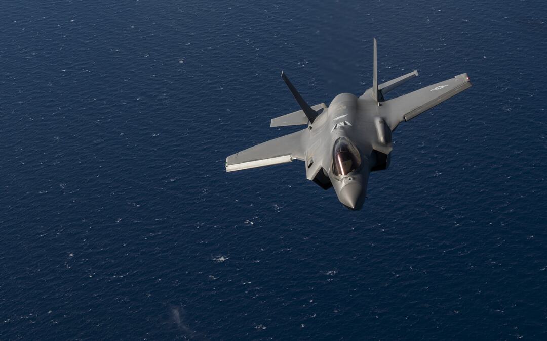 DRAMA I PANIKA NA AERODROMU U NEMAČKOJ! Nepoznato vozilo razbilo probilo ogradu i uletelo među RUSKE AVIONE: Pista hitno zatvorena!