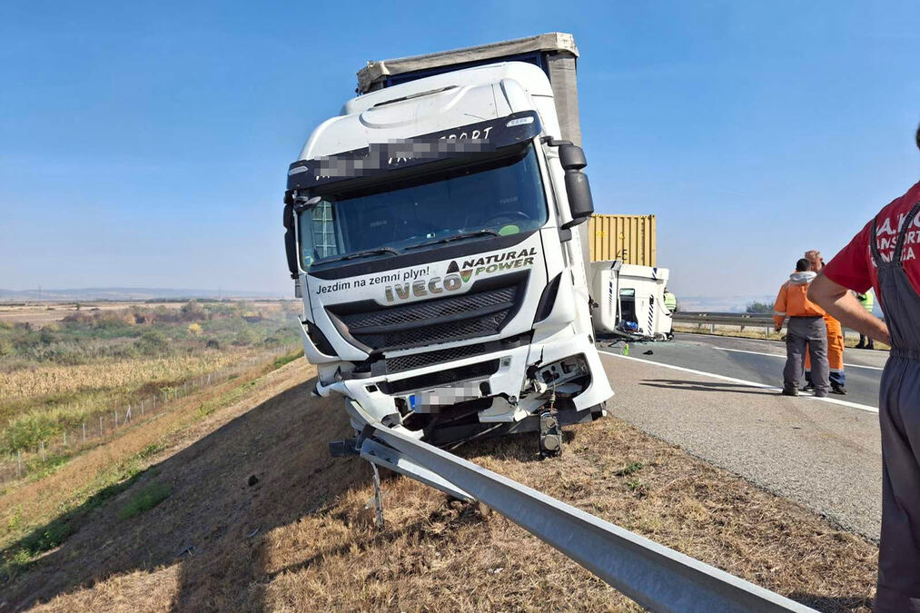MEĐU POVREĐENIMA I DVOJE DECE! Otkriveno stanje povređenih u STRAVIČNOM sudaru kod Kuzmina: Čak DESET vozila se sudarilo (VIDEO)