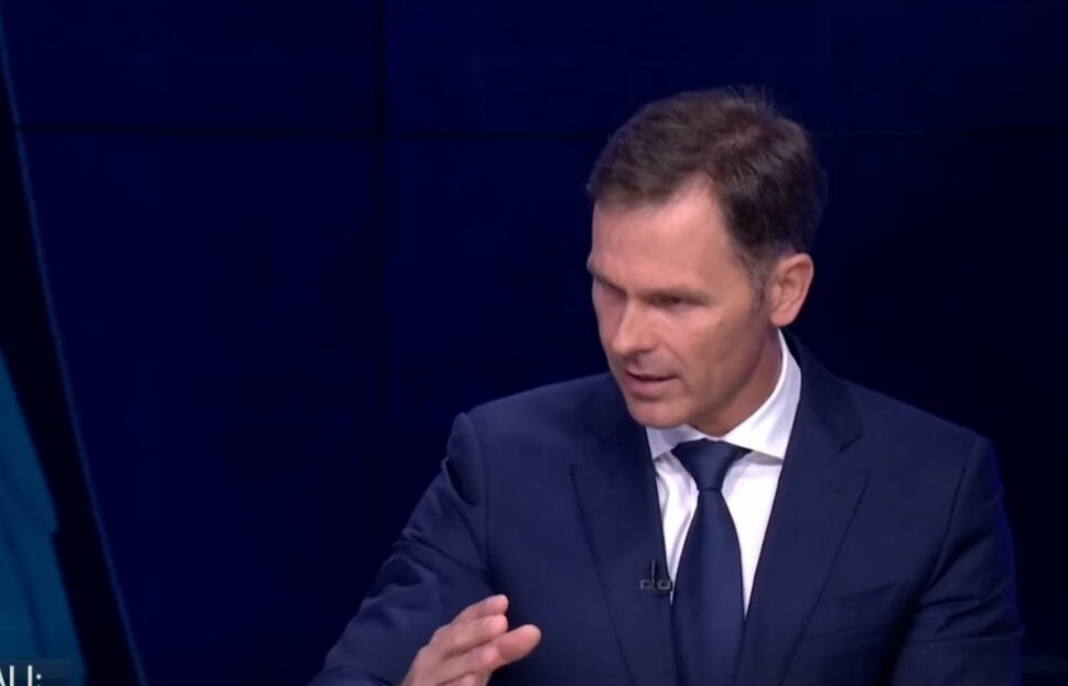 "NIS STE PRODALI ISPOD CENE" Siniša Mali u debati sa Nikezićem: "Danas je plata 1.034 evra, a u vaše vreme 337"