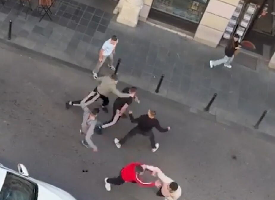 (VIDEO) KARAMBOL NA MOSTARSKOJ PETLJI Zakačio vozilo, pa završio na ostrvu