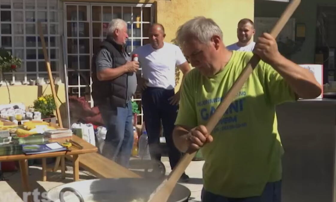 NEVEROVATAN PODVIG U MEDVEĐI! Domaćin Radiša skuvao kačamak težak 105 KILOGRAMA: Oborio Ginisov rekord pred kuvarima iz 10 zemalja! (FOTO)