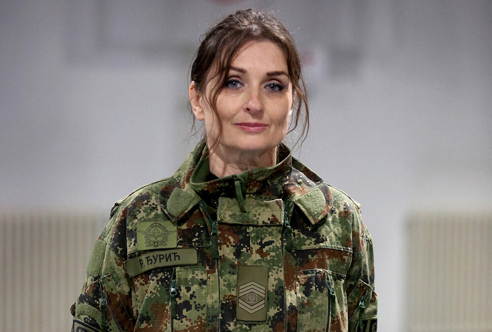 NIŠLIJKA IMA 57 GODINA I NE ODUSTAJE OD SKOKOVA! Više od 3.400 puta skočila je padobranom, a drži i državni rekord
