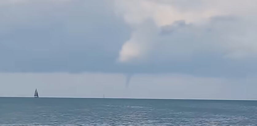 MISTERIOZNI PRIZOR NA JADRANU, NEBO NAJAVILO ONO ŠTO DOLAZI Snimak kod Poreča izazvao pažnju, meteorolozi upozoravaju na naredne sate (VIDEO)