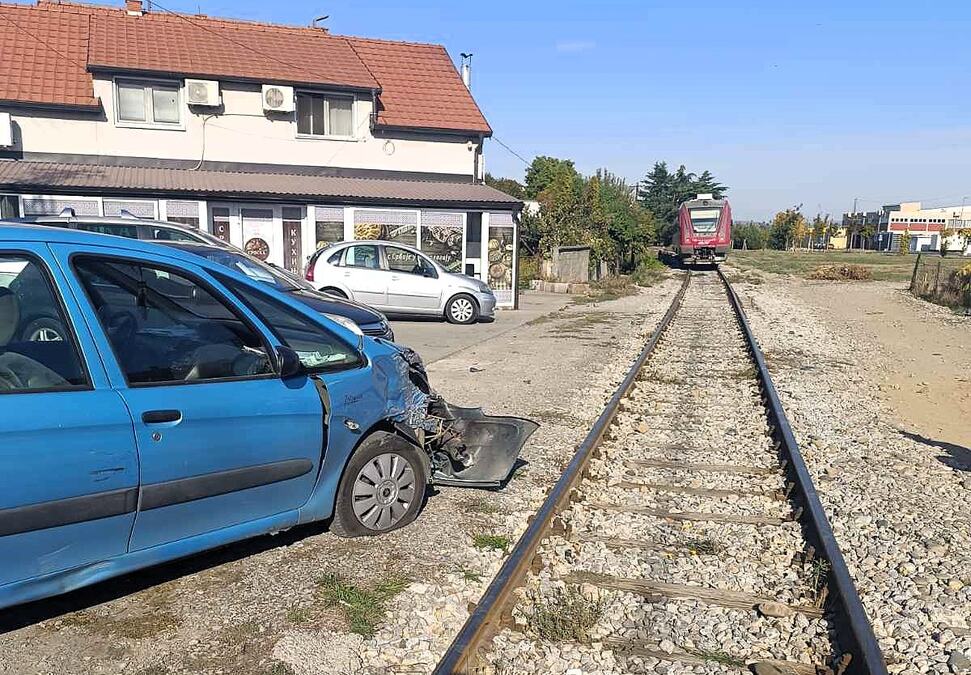 Voz udario u automobil na izlazu iz Loznice