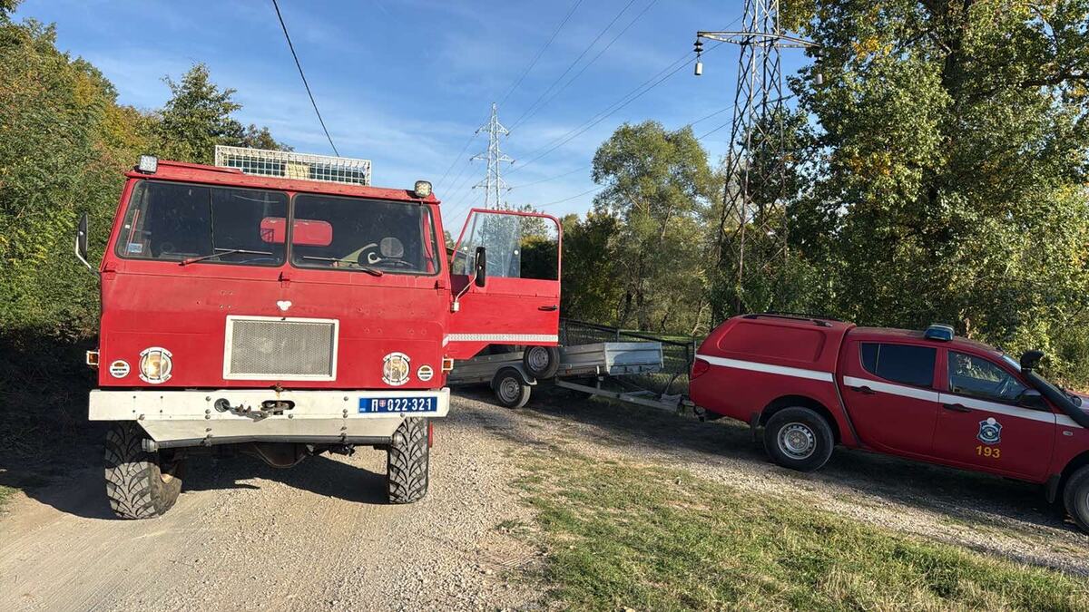 (FOTO) UGROŽENA DOMAĆINSTVA I STAMBENI OBJEKTI! Strašan požar u Čačku se širi, na teren stiglo još vatrogasaca
