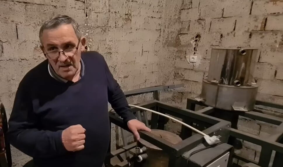 200 KVADRATA KUĆE GREJE ZA 15 EVRA A UNUTRA FURUNA! Ivanov izum greje 5 puta jeftinije od toplotne pumpe i čak 25 puta od peleta! I nije peć, samo stisneš dugme