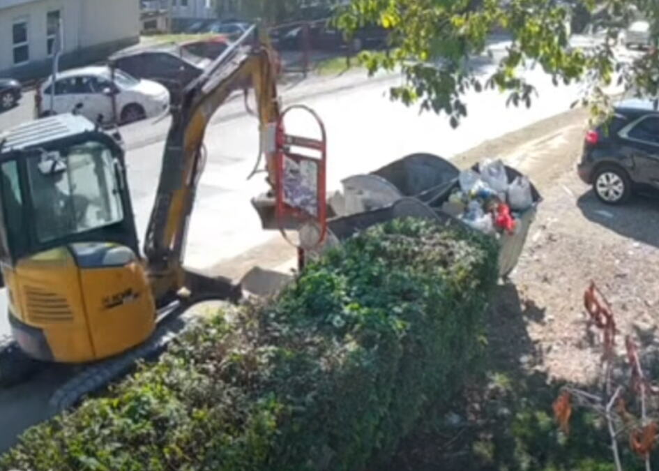 SRAMOTA! Užasan prizor u Banjaluci, krajnje neprimeren postupak bageriste, pljušte osude (VIDEO)