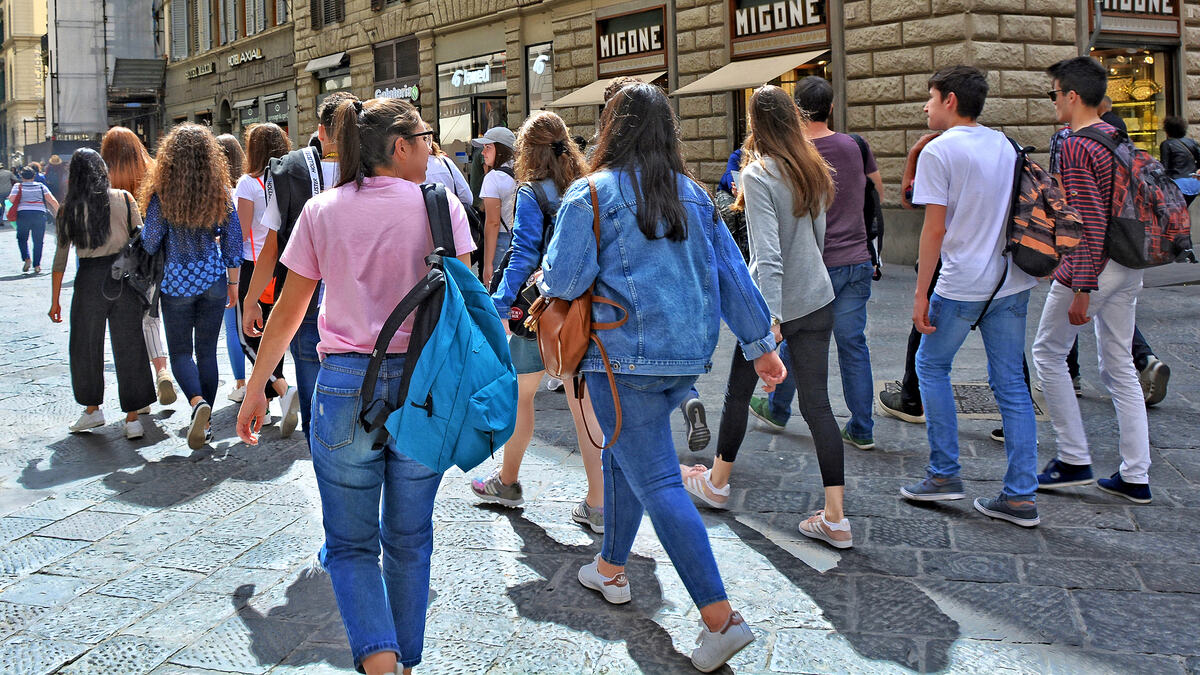 MA NAJBOLJE DA OTVORIMO BIRAČKO MESTO ZA SVAKOG KO IDE U ŠOPING U ITALIJU! Prave zaveru od školskih ekskurzija u oktobru van zemlje (VIDEO)