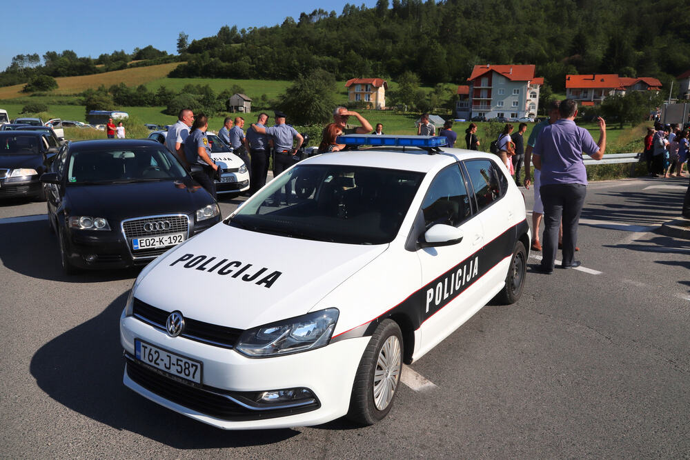 DROGIRAN VOZIO NEREGISTROVAN AUTO, PA ODBIO TEST: Policija uhapsila muškarca iz Tešnja, pronašli mu opijate