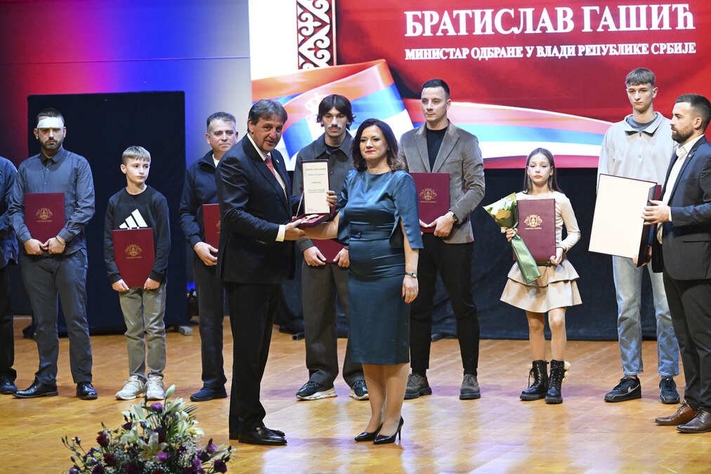 Gašić dobio „Ključ grada“ u Ćupriji, najavio povratak vojske u kasarnu