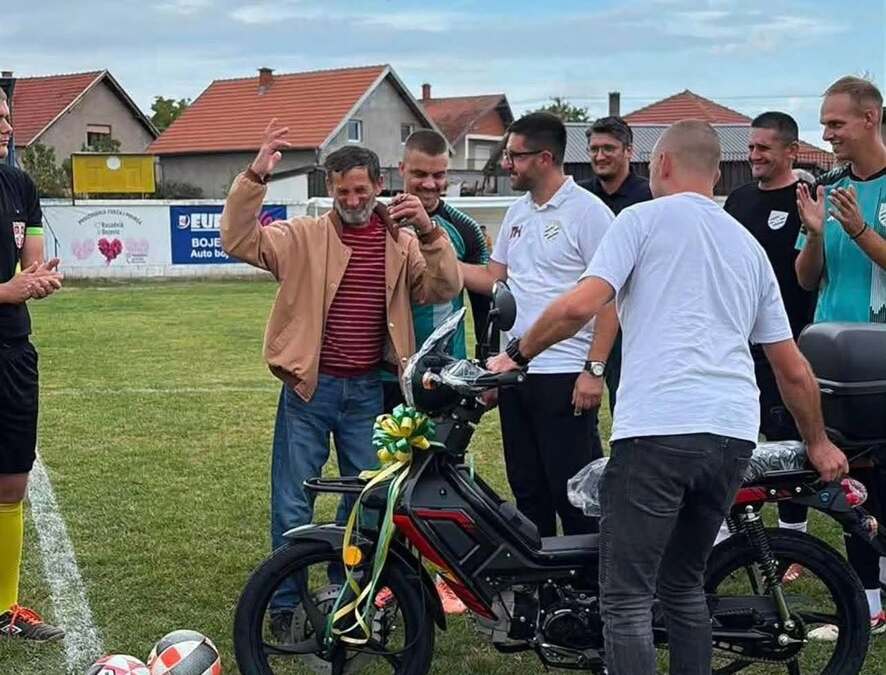 ČUVENI ZOKI NIJE VEROVAO! Neverovatan gest u Čačku: Fudbaleri iz Trbušana vernom navijaču kupili novi motor - tako su rekli hvala za godine ljubavi i podrške
