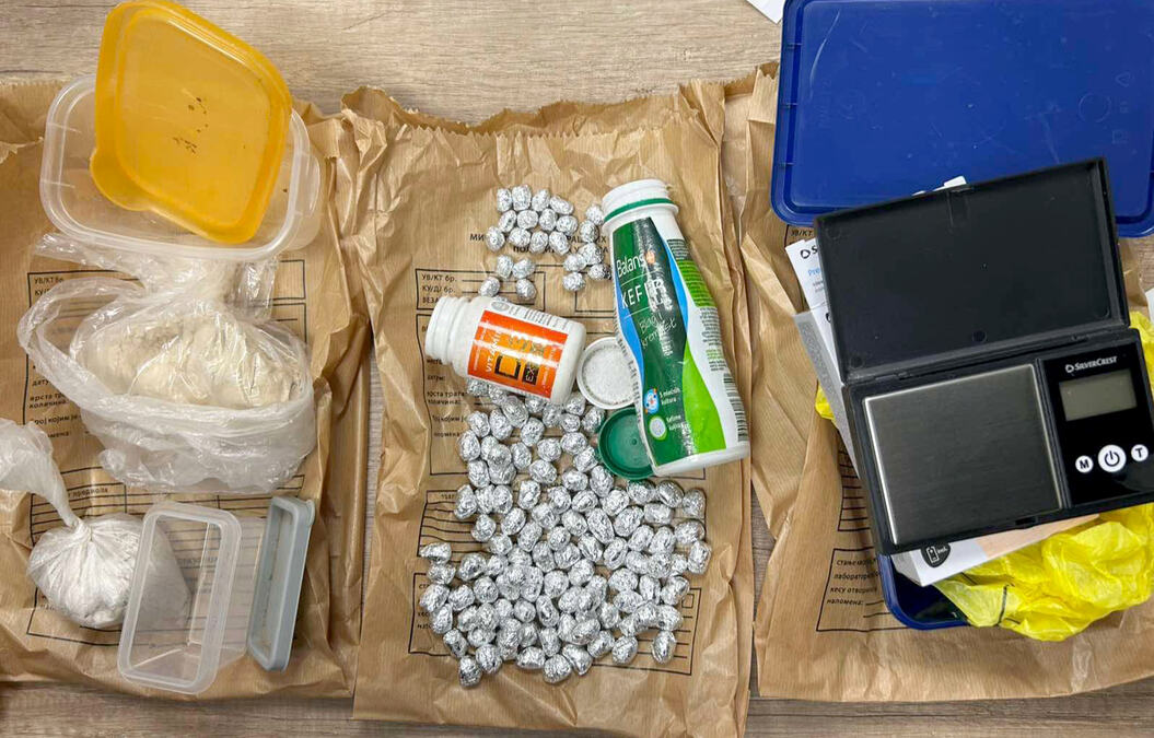 UHAPŠEN DILER U SREMSKOJ MITROVICI: Policija mu u automobilu i kući pronašla heroin i pare (foto)