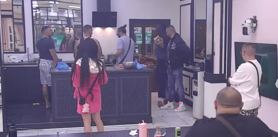 "OVOG ŠARENOG ČOVEČULJKA SI MI NA GRBAČU NABACILA" Filip Car urnisao Đukića i provocirao Aneli, cela kuća se orila od smeha (HIT VIDEO)