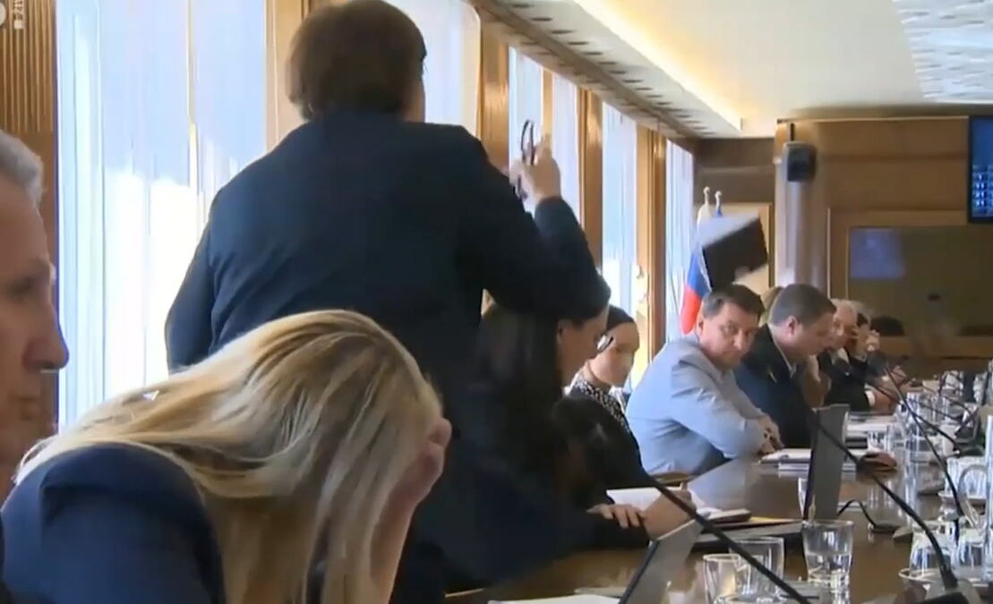 HAOS U SLOVENAČKOM PARLAMENTU! Poslanica pobesnela, pa GAĐALA POSLANIKA U GLAVU: Uplašila kolege i izletela iz sale! (VIDEO)