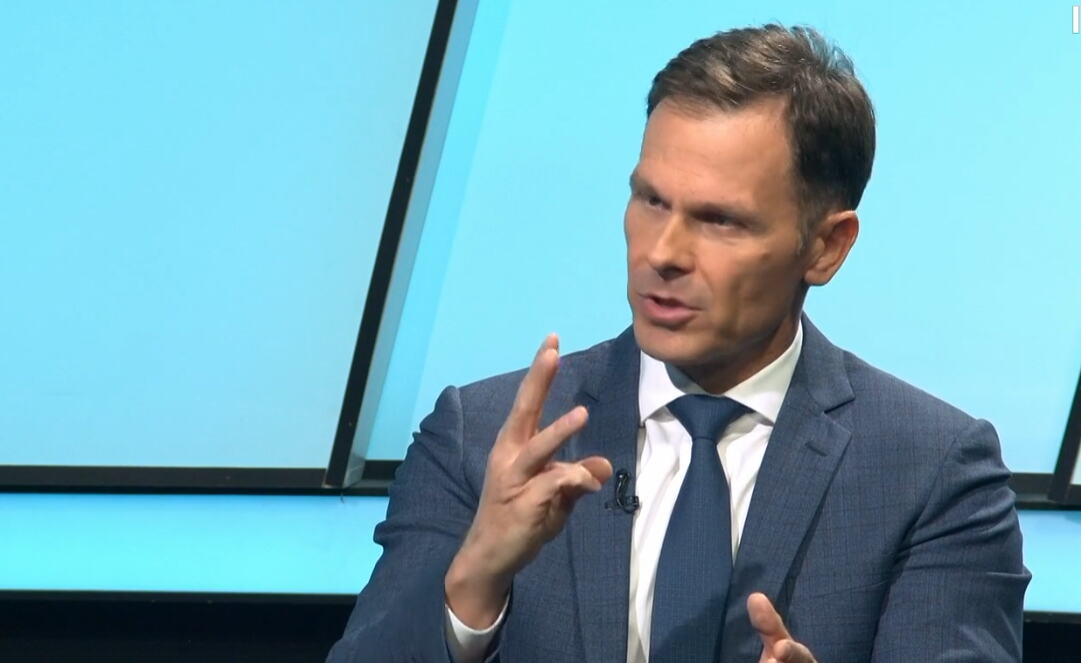 UŽIVO SINIŠA MALI RASTURIO BLOKADERA OBRADOVIĆA NA DEBATI: Kad nemate odgovor na plate i penzije, pričate o Ćacilendu, a ko je tamo pucao?!
