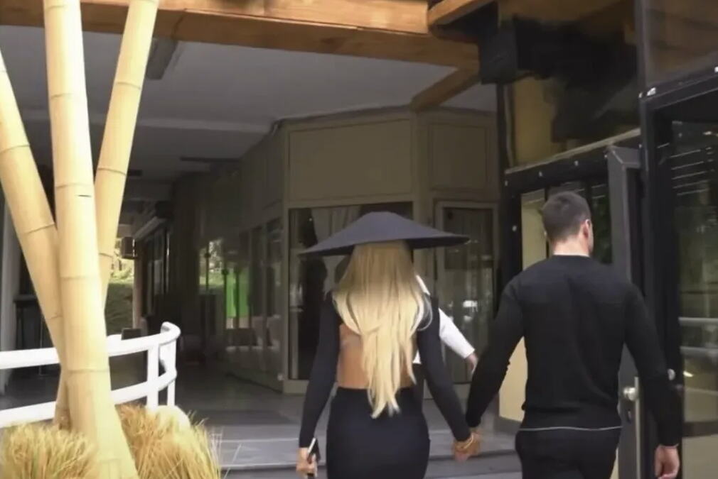 KARLEUŠA VIŠE NE KRIJE DA JE SMUVALA 25 GODINA MLAĐEG ŠEVA! Golupčići uhvaćeni na delu u prisnom momentu: Fotka govori više od 1000 reči