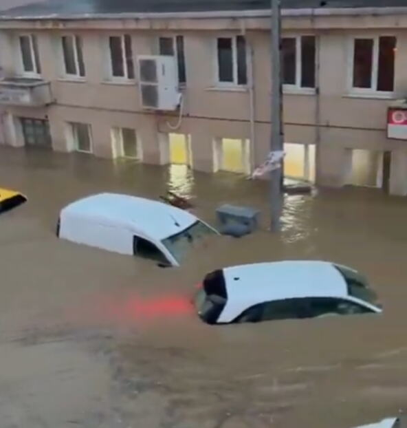 OGROMNE POPLAVE U ISTANBULU: Zatvorene škole, građani pozvani da ostanu kućama (VIDEO, FOTO)