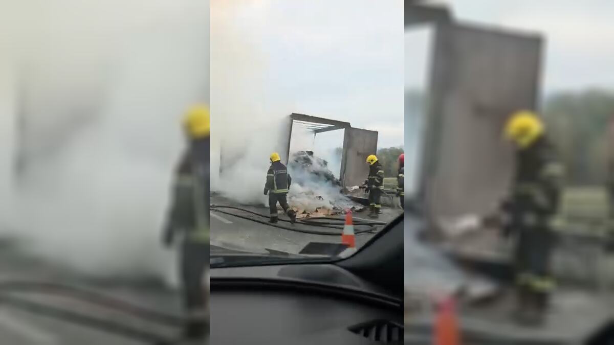 BUKTINJA PROGUTALA PRIKOLICU PUNU ROBE NA MILOŠU VELIKOM: Prednji deo kamiona netaknut, čekanje u koloni duže od sata (VIDEO)