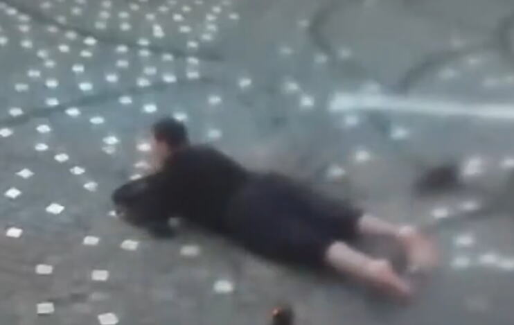 DEČAK (14) ZGAZIO U BARU, PA PAO KAO POKOŠEN, UBILA GA STRUJA! Uznemirujući snimak iz Istanbula, tinejdžeru nije bilo spasa! (VIDEO)