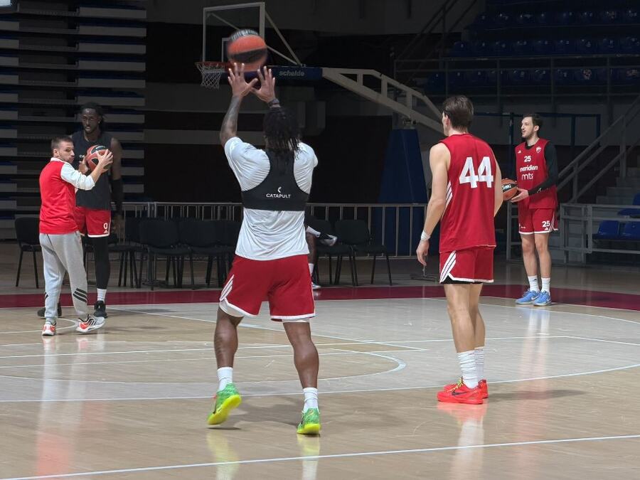 ZAVIRITE U TRENING CRVENE ZVEZDE PRED MEČ PROTIV PARIZA! Ebuka Izundu je na parketu, ali... (GALERIJA)