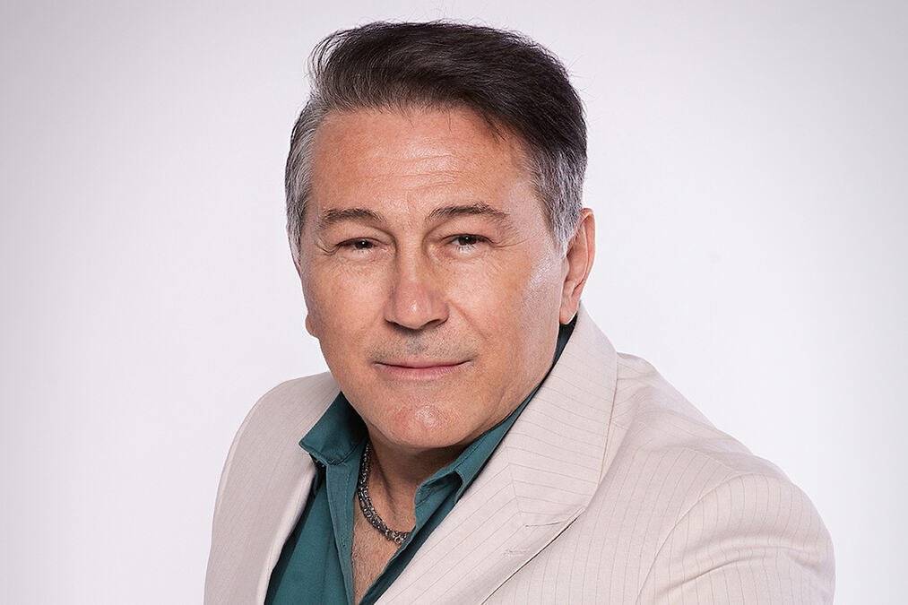 Halid Muslimović se posle 12 meseci vraća na prestižnu scenu Plave dvorane! Muzička legenda spremna za novi spektakl