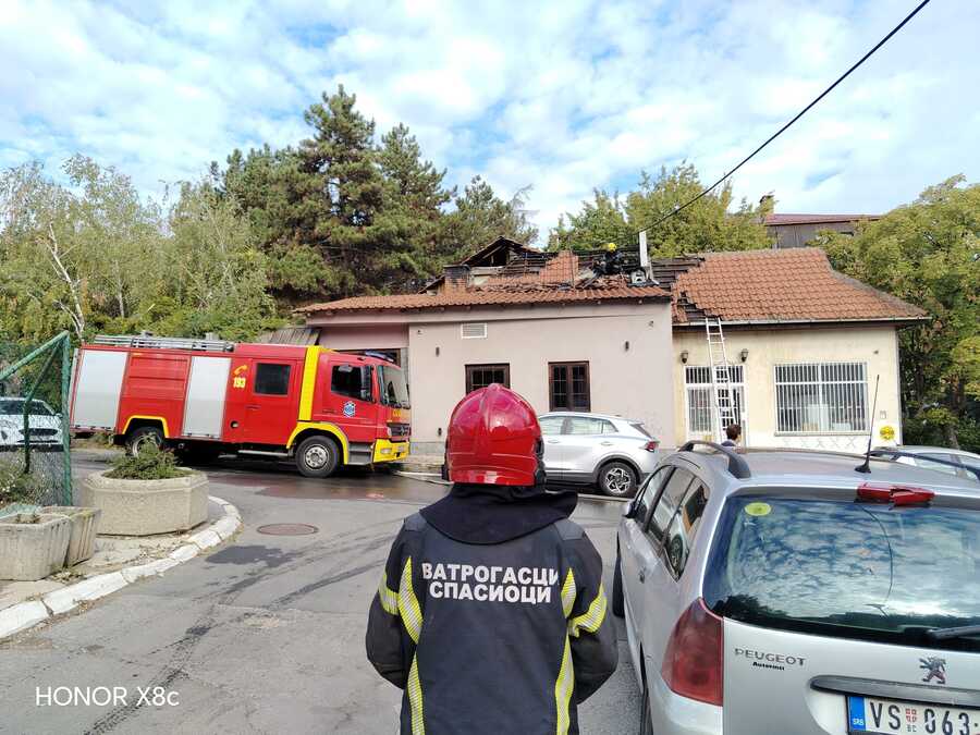 PRVE SLIKE ZAPALJENOG RESTORANU NA KARABURMI: Vatra buknula oko 8.30 sati, kamere snimile piromana?