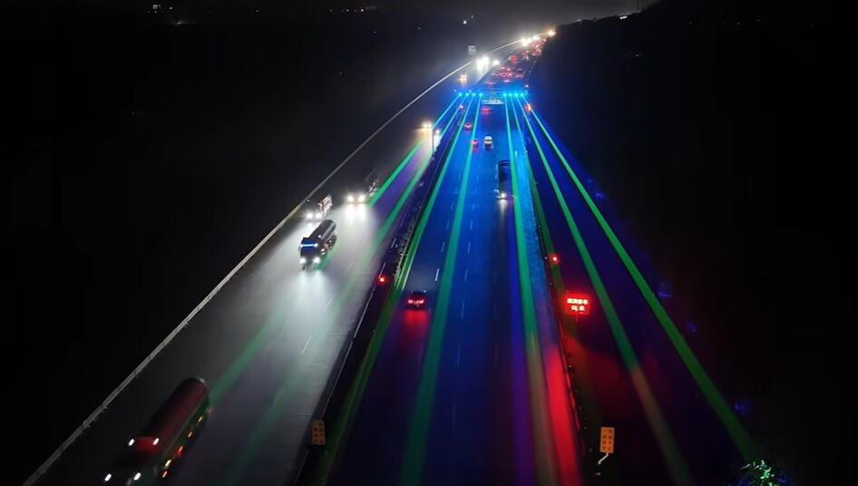 Zašto Kina postavlja lasere iznad auto-puteva: Cilj je da vozači izbegnu kobnu grešku
