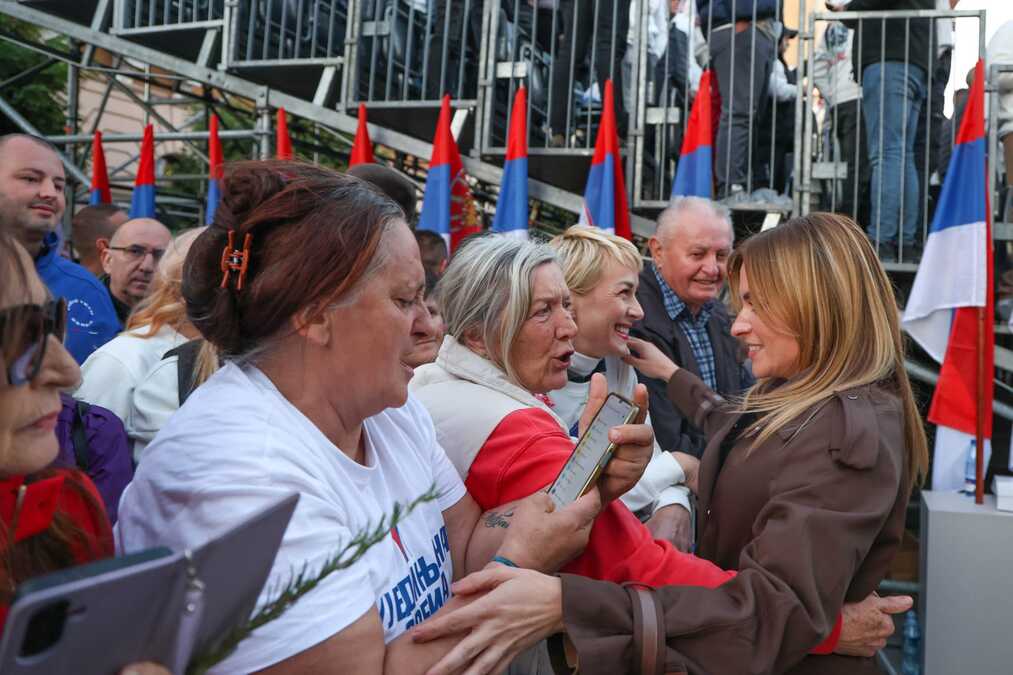 "SRBIJA IMA SNAGU KADA VERUJE U SEBE" Đurđević Stamenkovski na skupu u Novom Sadu: Srpski narod najbolje zna da prepozna trenutke kada je važno da budemo složni