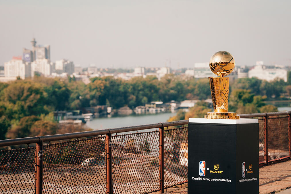 Larry O’Brien stigao u Beograd: Legendarni trofej NBA lige u društvu košarkaških velikana