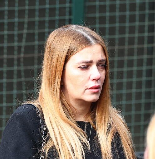 "SRCE MI SE CEPALO, SAD SE POCEPALO..." Kija progovorila na kremaciji Vladimira Vuletića: Uplakana jedva izustila koju reč