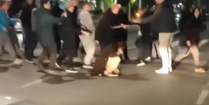 AKTIVISTI SNS NAPADNUTI NA ZVEZDARI! Pogledajte snimak brutalnog nasilja (VIDEO)