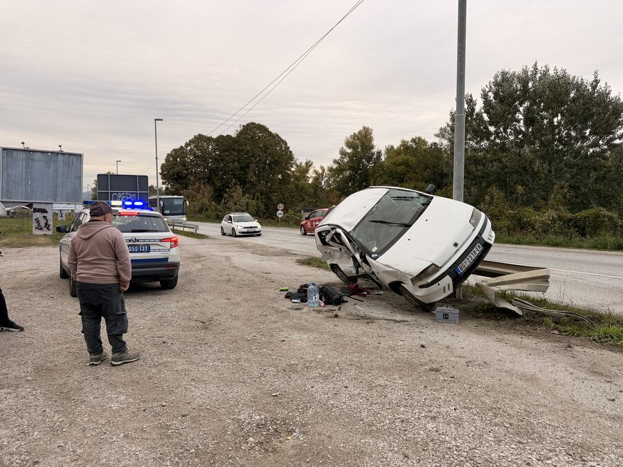 POPEO GA NA BANDERU: Izgubio kontrolu pa se zabio u zaštitnu ogradu (FOTO/VIDEO)
