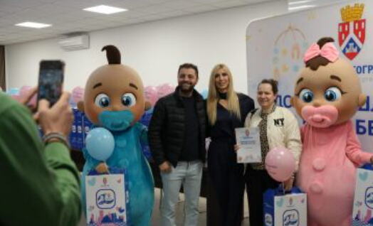 PODELJENO JOŠ 100 BEBI-PAKETA! Pokloni za još 100 novobeogradskih mališana