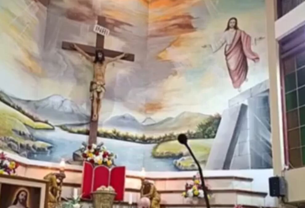 (UZNEMIRUJUĆI VIDEO) VELIKI KRST PAO NA SVEŠTENIKA! Tragedija tokom molitve u crkvi, sve zabeleženo u prenosu uživo!