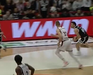 AU, ŠTA OVO BI? PAJOLA KAO KECMAN, SA CELOG TERENA... Košarkaš Partizan dao NAJLUĐU TROJKU u karijeri, pogledajte šta je uspeo da pogodi! VIDEO