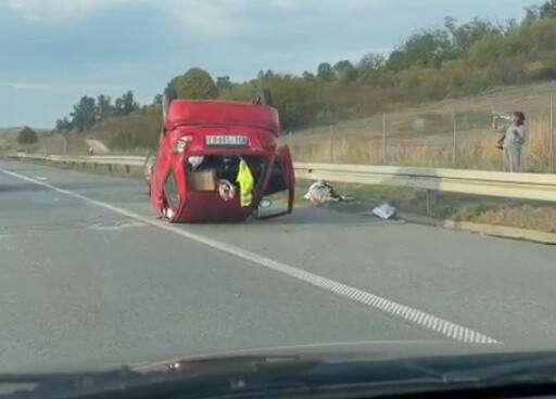 PRIZOR NA AUTO-PUTU KOD VRČINA UZNEMIRIO VOZAČE: Crveni auto prevrnut na krovu, vrata otvorena, stvari rasute okolo (foto)
