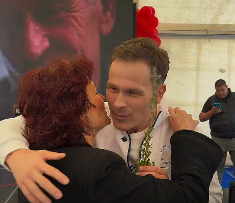 GOSPOĐA PRIŠLA SINIŠI MALOM I OVIM GA IZNENADILA! Razgovarao sa meštanima u Ripnju, čim je video šta je ponela, usledio srdačan susret! (VIDEO)