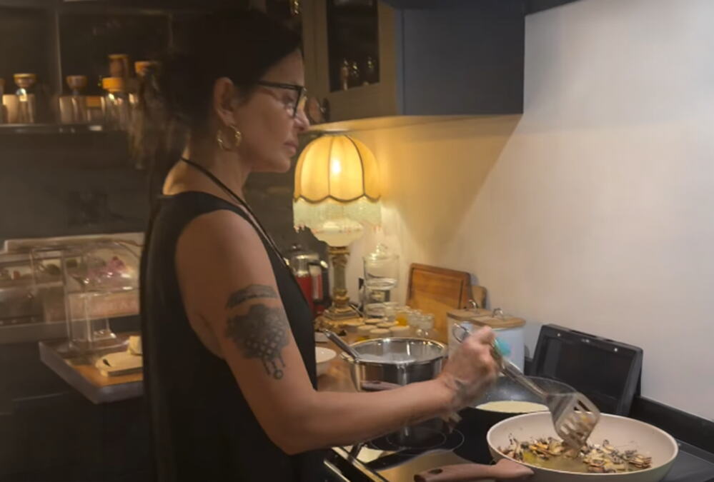 POVUKLA SE U ŠUMU I ŽIVI U VILI KAO IZ BAJKE! Elena Karaman zasukala rukave, a tek da vidite šta je iznela na sto - večera kao u restoranu sa pet zvezdica