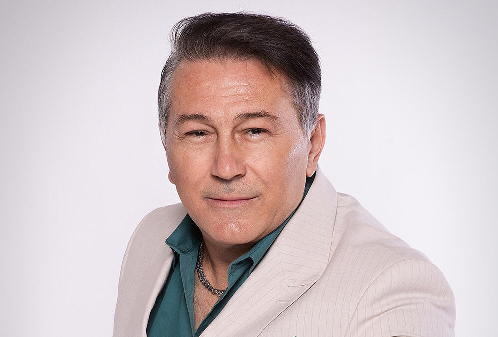 Halid Muslimović se posle 12 meseci vraća na prestižnu scenu Plave dvorane! Muzička legenda spremna za novi spektakl