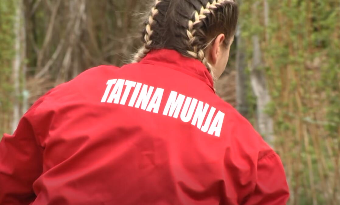 OVO JE LIDIJA, ALI JE U SELU SVI ZOVU TATINA MUNJA! Nema mašine oko koje ne zna, radi maline, seče drva, a život je naterao da postane glava kuće otkad oca nema