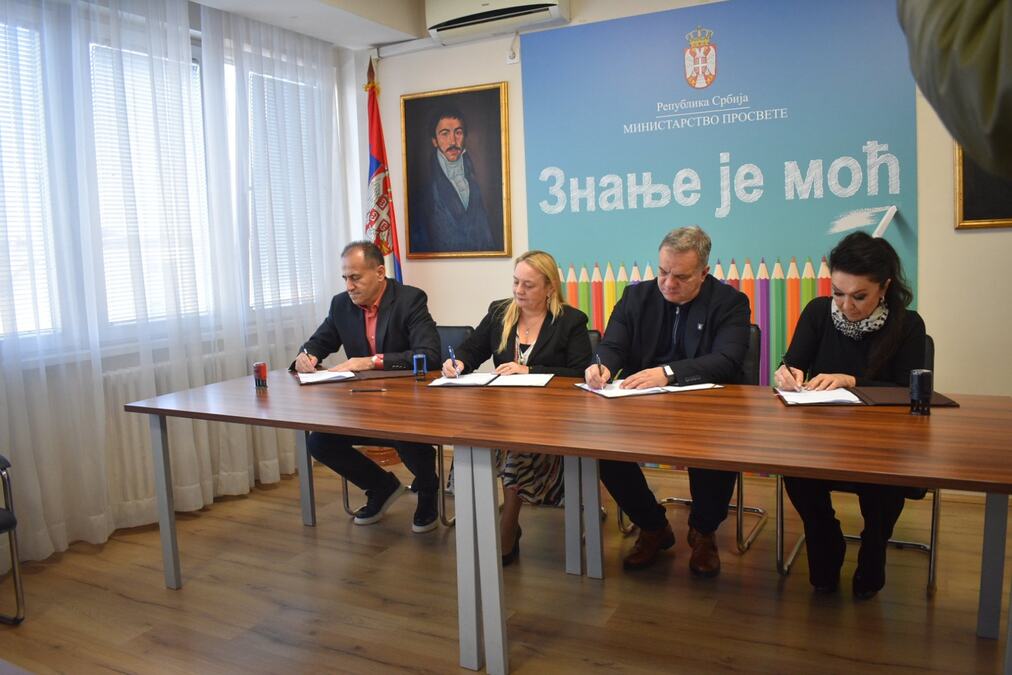 Veće plate i bolji uslovi za prosvetare! Ministar potpisao važan sporazum sa sindikatima