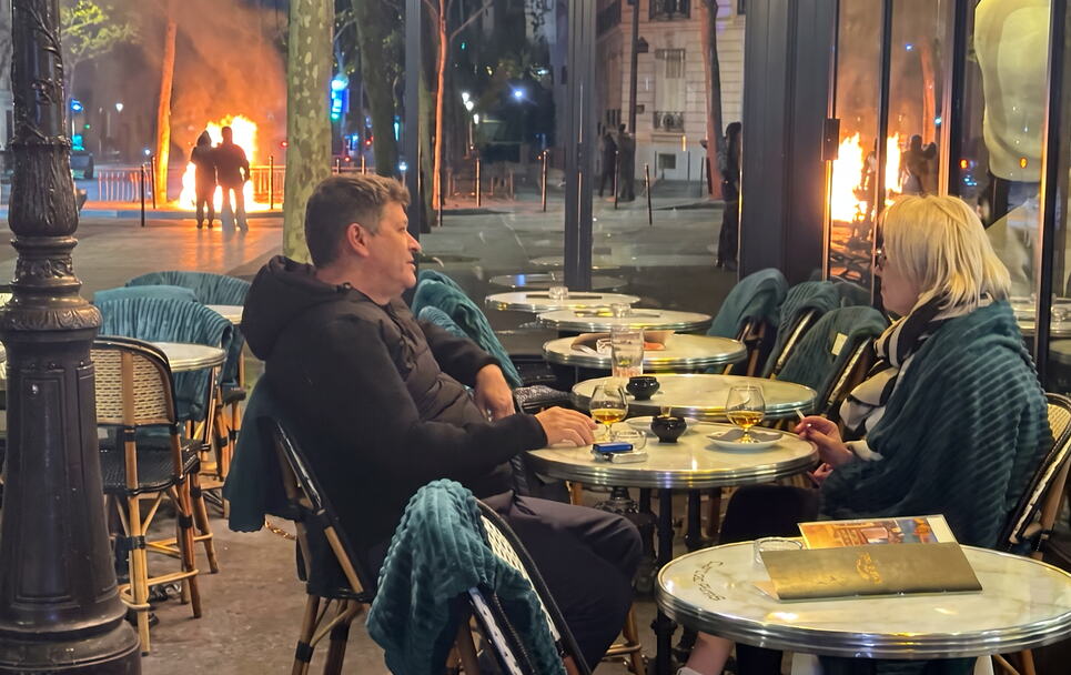 PAR UŽIVA U PIĆU DOK PARIZ GORI, A DEVOJKA DŽOGIRA PORED DEMONSTRANATA! Neverovatne scene sa ulica zapaljene Francuske, nije veštačka inteligencija! (VIDEO)