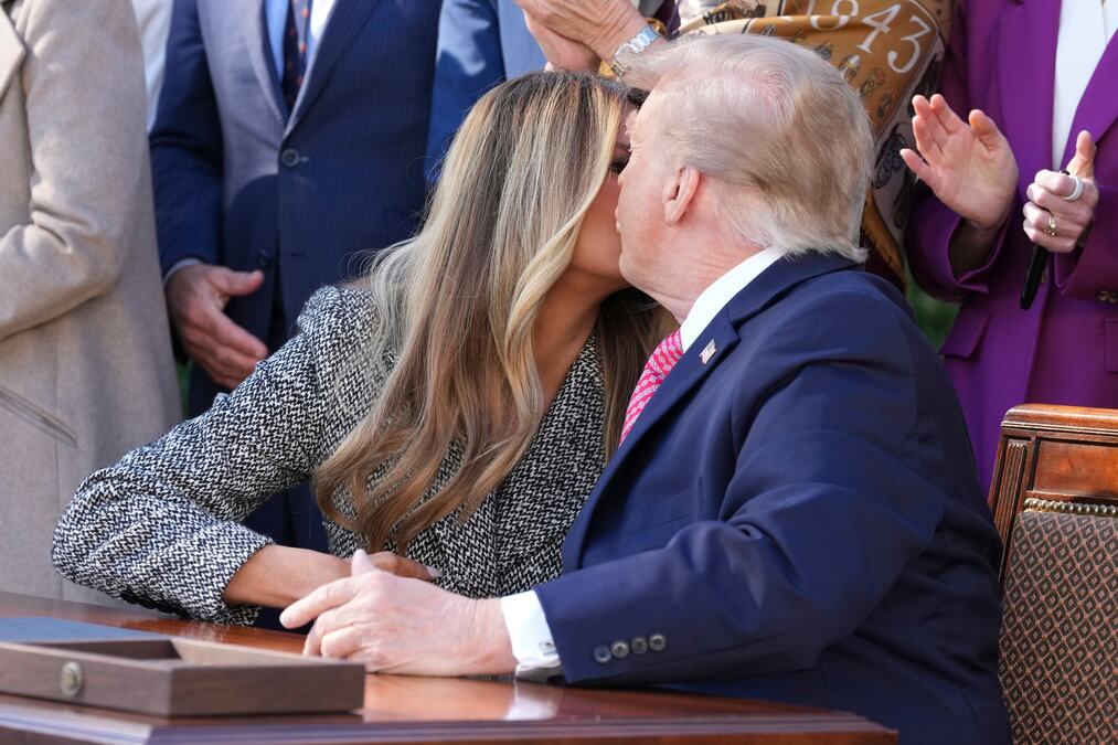 POGLEDAJTE POLJUBAC TRAMPA I MELANIJE! Hit snimak zapalio mreže (VIDEO)