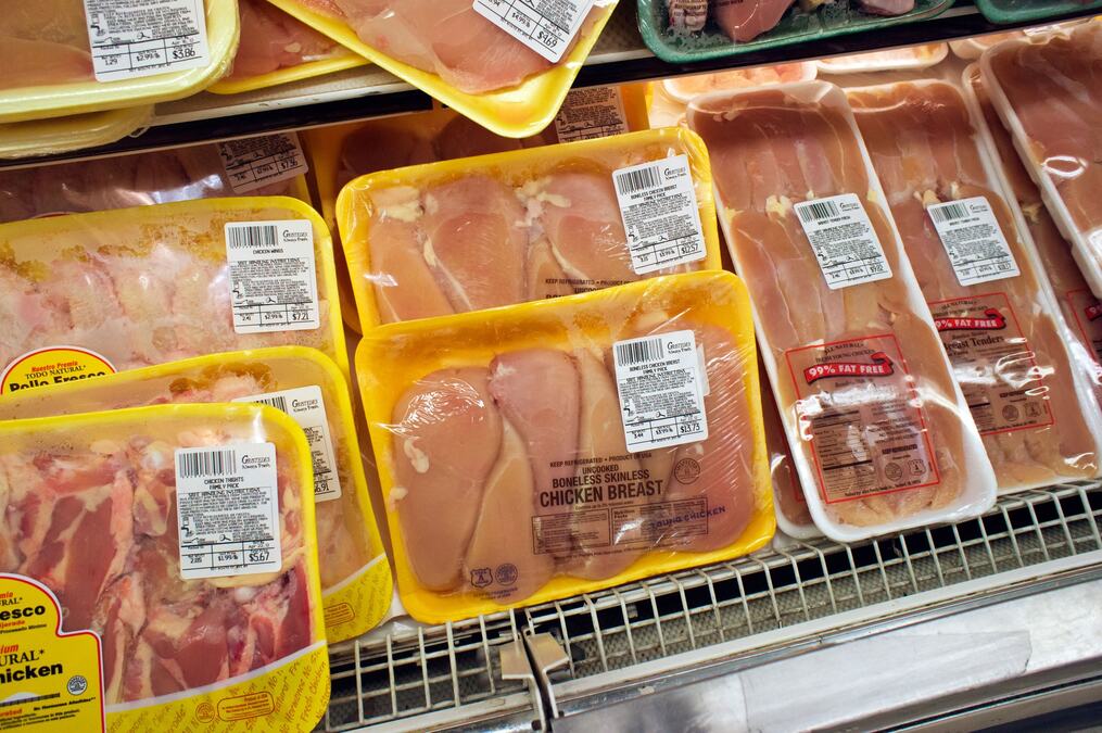 Šta znači boja tacne za meso u supermarketu: Crna, žuta i bela ambalaža nisu slučajan izbor, evo šta treba da znate