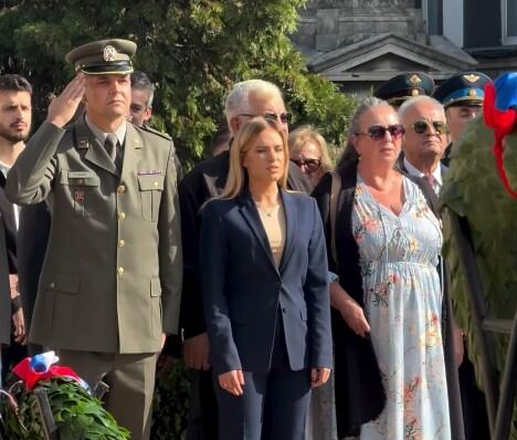 MILICA ĐURĐEVIĆ STAMENKOVSKI POLOŽILA VENAC NA GROBLJU OSLOBODILACA BEOGRADA: Odala počast herojima koji su dali živote za slobodu prestonice