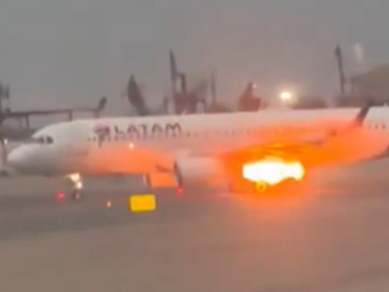 PUTNICI KROZ PROZORE GLEDALI VATRU, GUST CRNI DIM KULJAO IZ MOTORA AVIONA! Drama na aerodromu u Peruu pred poletanje (VIDEO)