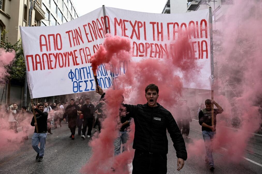 MASOVNI PROTESTI ŠIROM GRČKE! Opsadno stanje u Atini, šatori preplavili Sintagmu! Policija privela 20 ljudi, demonstracije i u drugim gradovima (FOTO/VIDEO)