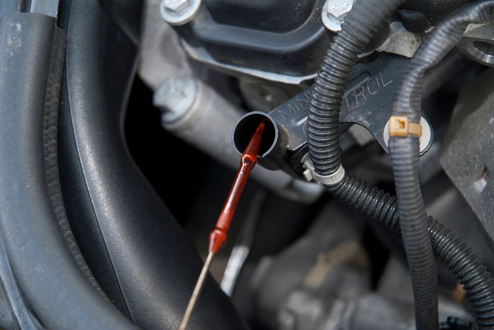 Nekada je bio standardni deo opreme, a sada nestaje iz novih automobila: Proizvođači menjaju način provere ulja