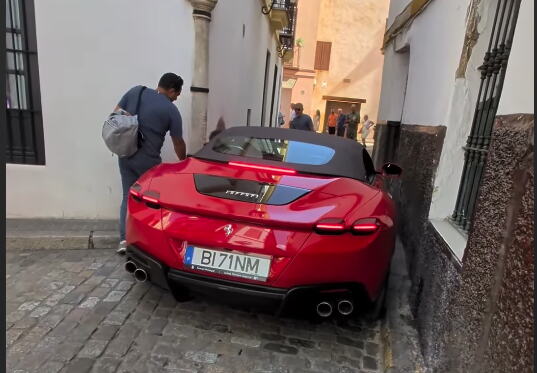Seo u Ferrari, pa se zaglavio u uskoj ulici: Prolaznici u neverici, a mreže gore od komentara